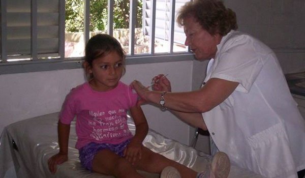 voluneer-injecting-child-argentian