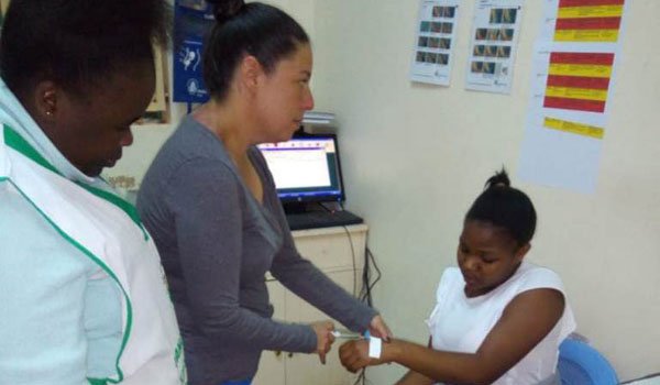 volunteer vaccinating patient in africa