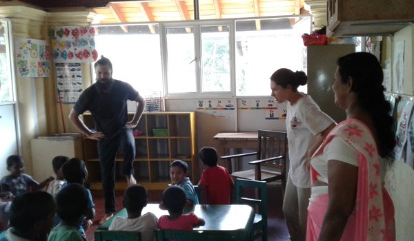 volunteer interacting with kids in srilanka