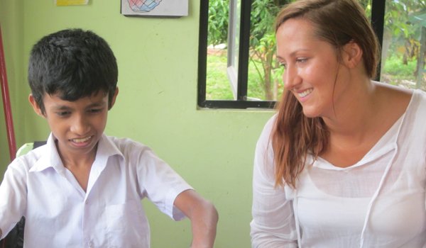volunteer helping in learning english srilanka