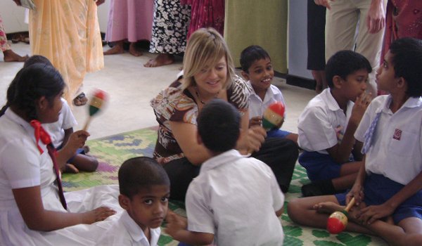 volunteer play with school kids srilanka