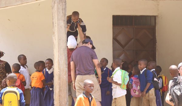 volunteer have fun time with child in uganda
