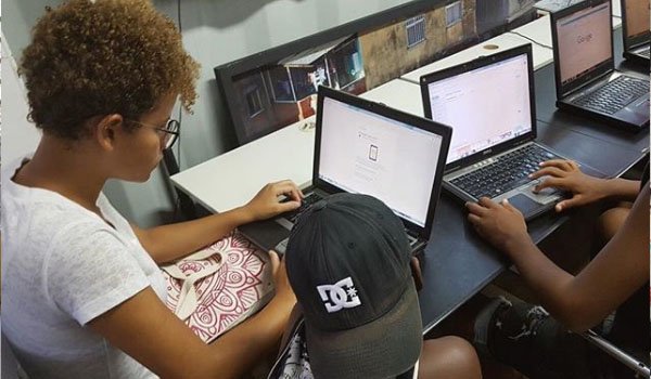 volunteer teaching computer to brazilian kids