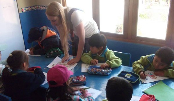 volunteer teaching drawiing to students