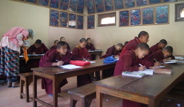 volunteer-teaching-english-buddhist-monks