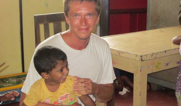 volunteer with orphan kid in srilanka
