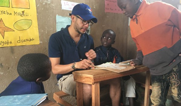 volunteer teach basic computer skill to african student