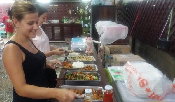 volunteer having lunch in thialand host family