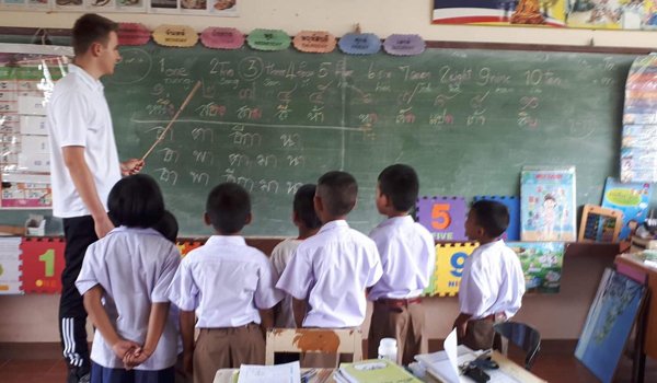 volunteer teaching in thailand school