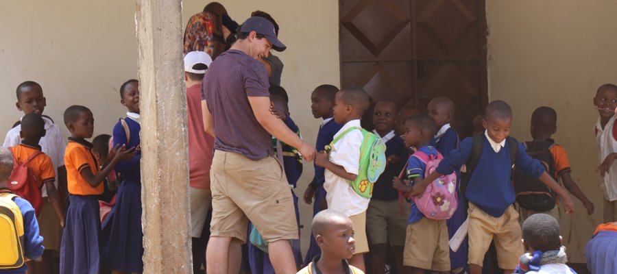 volunteer introducing himself to kids